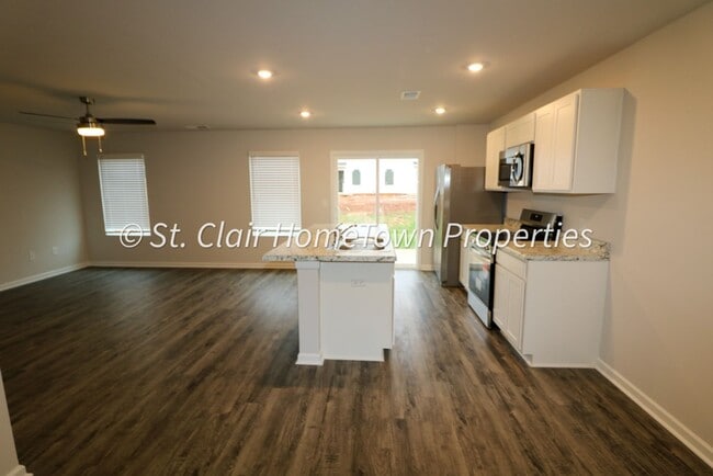 Building Photo - Lincoln Townhome