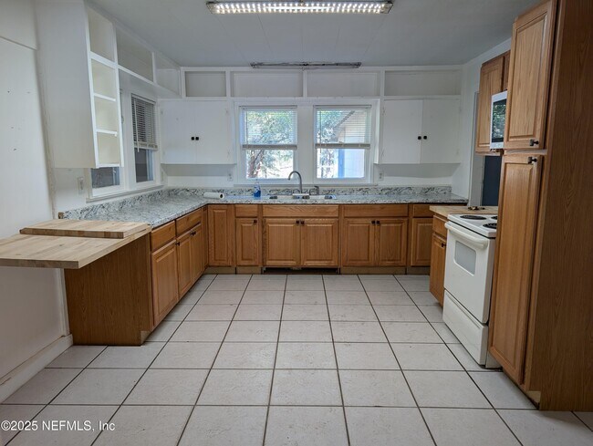 Building Photo - 220 2nd Way