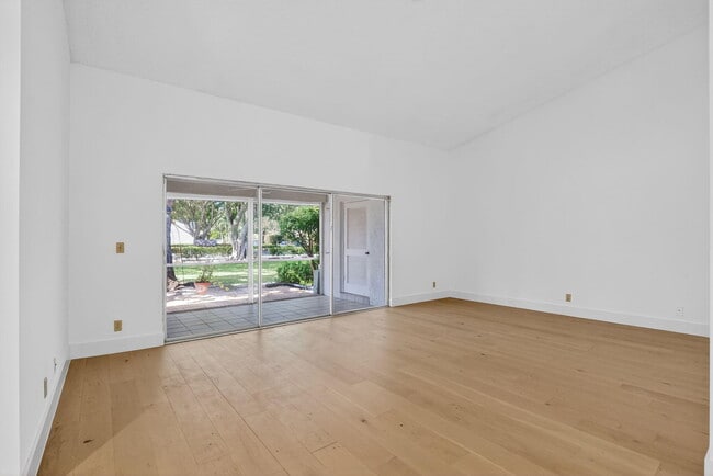 Building Photo - 708 Lago Rd