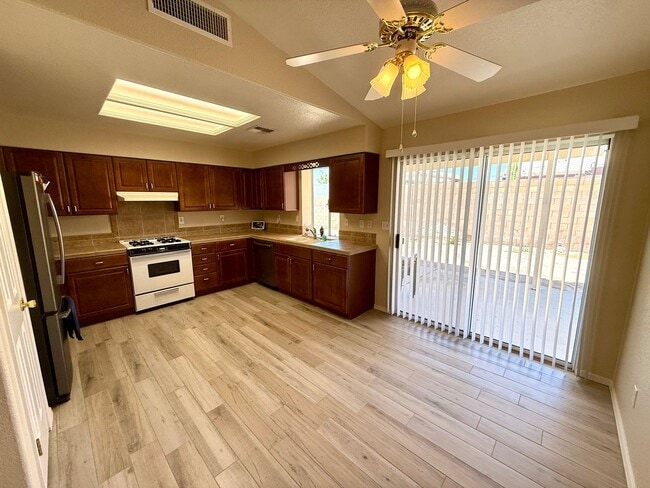 Building Photo - Charming 2 Bed, 2 Bath Home with Open Floo...