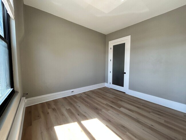 Building Photo - Bright 2nd Floor Apartment on 3rd Street -- Utilities Included!
