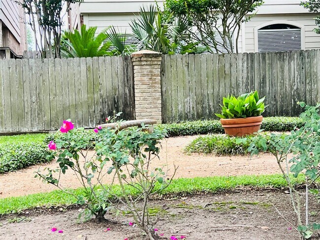 Building Photo - 2800 Jeanetta St