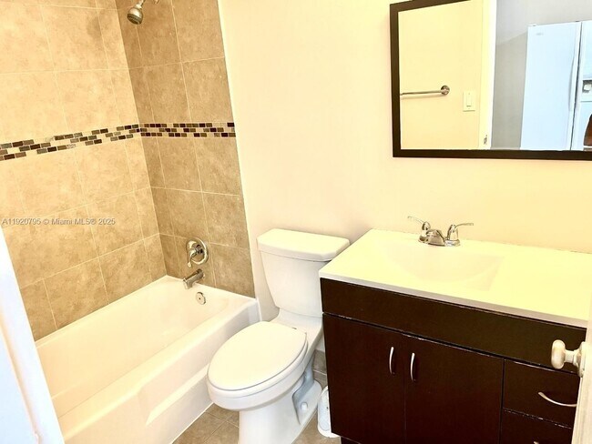 Building Photo - 999 Brickell Bay Dr