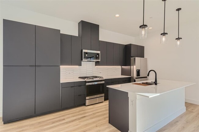 Building Photo - 590 Old Ml Rd