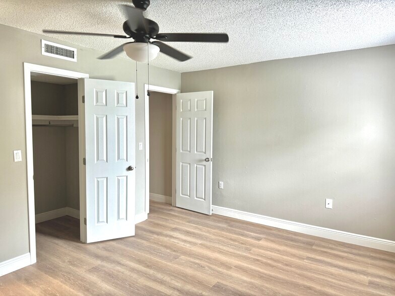 Building Photo - 6054 Amberly Ct