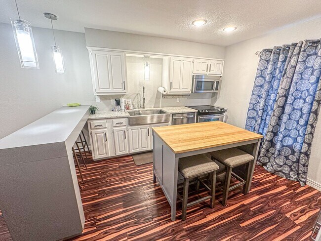 Building Photo - 2-Bedroom, 2-Bathroom Condo at District-12!!