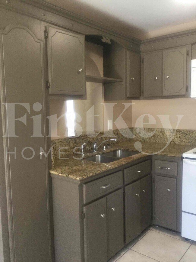 Building Photo - 1443 7th St