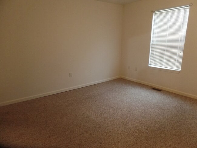 Building Photo - 2 Bedroom Duplex - North