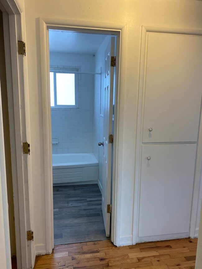 Building Photo - 4 bed 1 bath