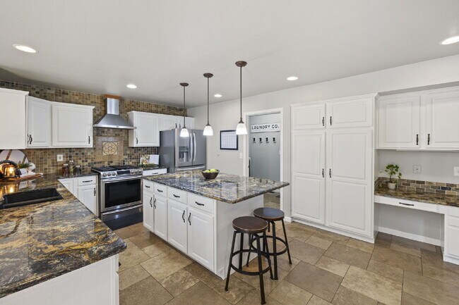 Building Photo - Spacious 6-Bedroom Broadmoor Rental with M...