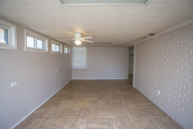 Building Photo - Beautiful 3/2 with a Bonus Room!