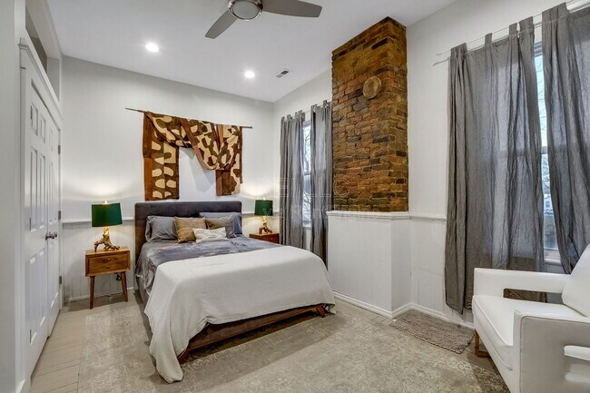 Building Photo - 925 E Madison St