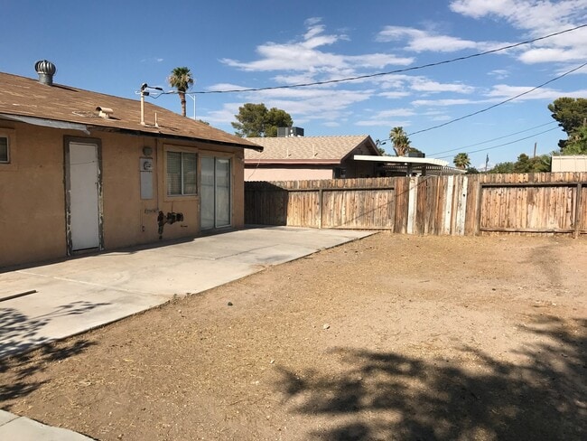 Building Photo - Beautiful 4 Bedroom 2 Bathroom house ( Smo...