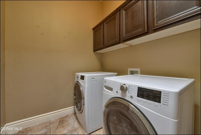 Building Photo - 7379 Black Mesa Dr