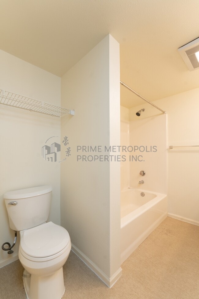 Building Photo - 4343 Roosevelt Way NE