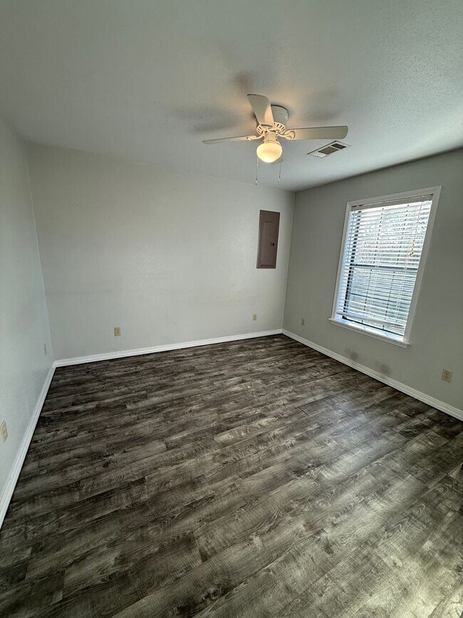 Building Photo - 404 S 7th Ave