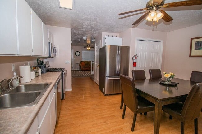 Building Photo - 592 Sunflower Rd