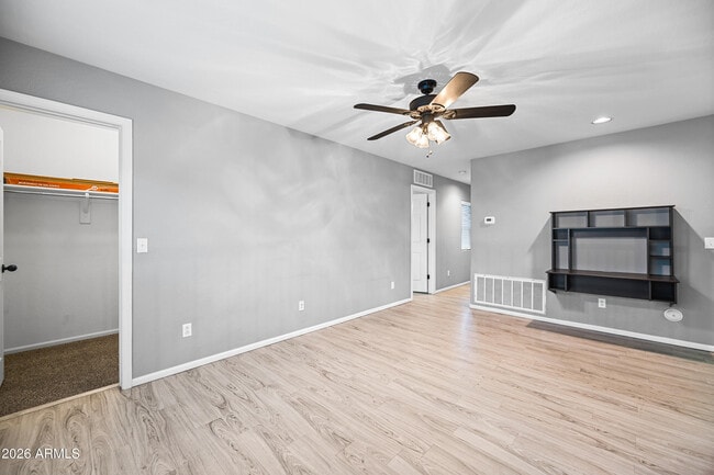 Building Photo - 10923 W Elm St