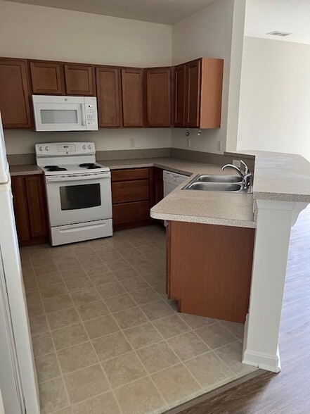 Building Photo - 140 Rock Ledge Ct