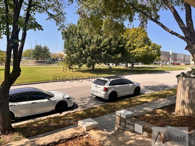 Building Photo - Cute HOUSE in Gillham Plaza, Gated Off Street Parking!