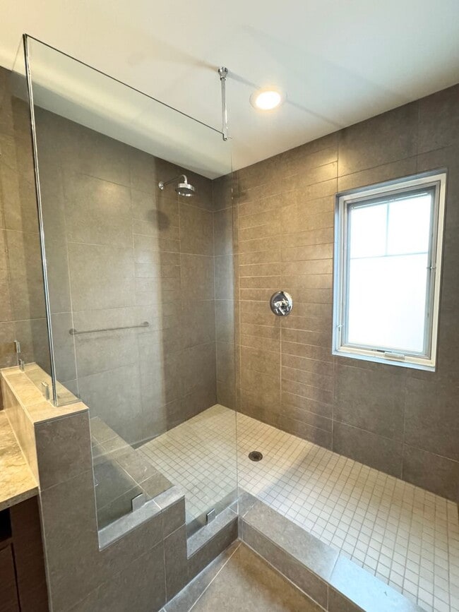 Building Photo - Rare Townhome 2 bed 2 bath in Heart of Bellevue Downtown