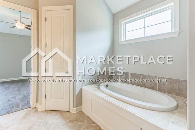 Building Photo - 5057 Maiden Ln