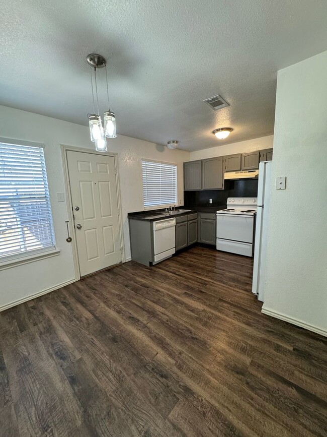 Building Photo - Move in Special! 2 Bedroom 1.5 Bathroom To...