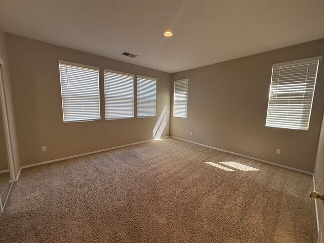 Building Photo - Vibrant 3 bed/2 bath home in West Sac