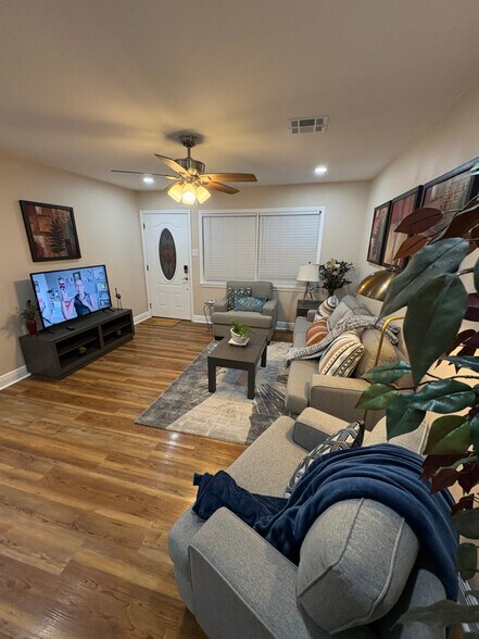 Building Photo - 1216 Hymelia Ave