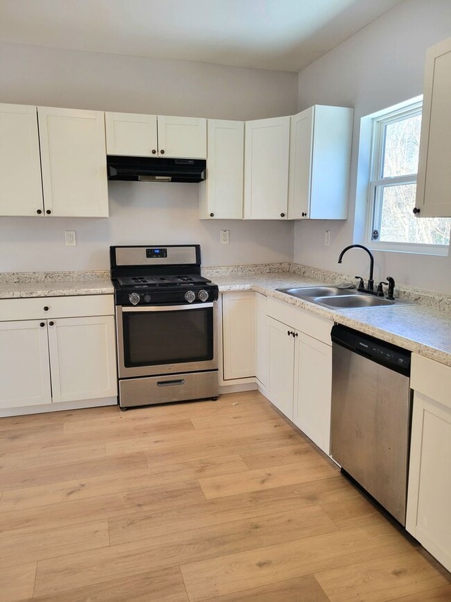 Building Photo - Renovated and Ready to Rent...340 N Aurora Collinsville