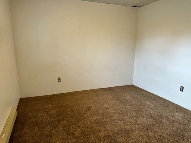 Building Photo - Spacious 6BD 2BA House