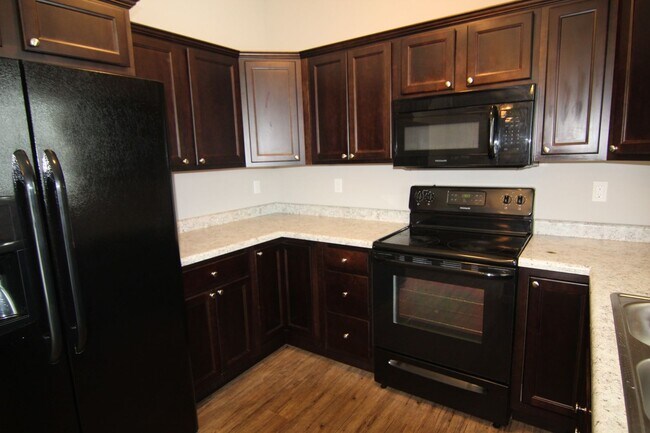 Building Photo - 4 bed/3 bath Split-foyer. Great Location!