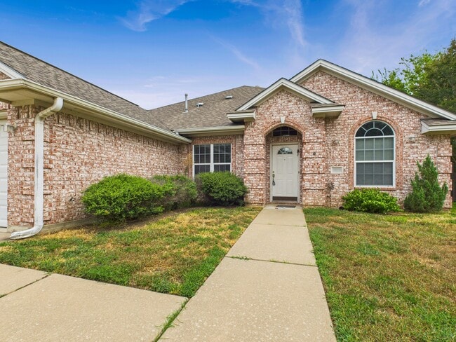 Building Photo - 3203 Von Trapp Ln