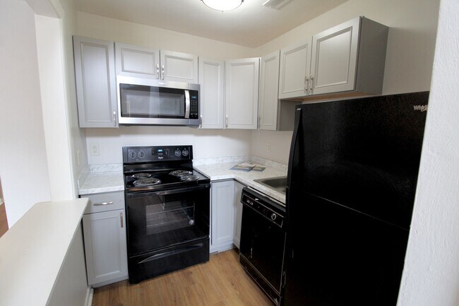 Building Photo - 1420 Bradley Dr