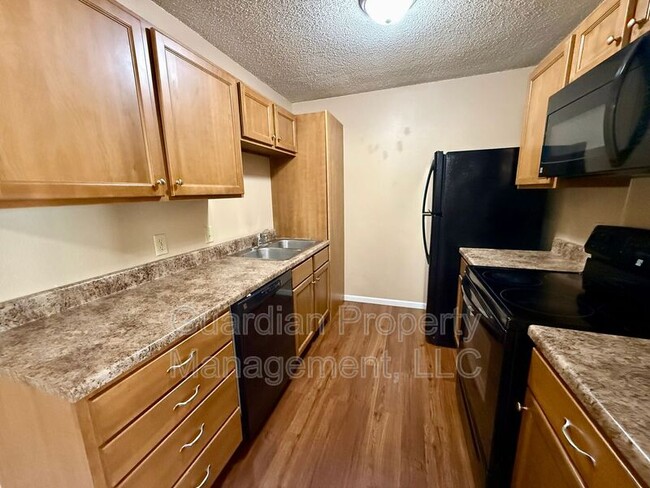 Building Photo - 1010 N Walnut St