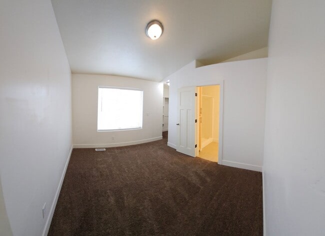 Building Photo - 2 bed, 2.5 bath townhome in Lincoln Park