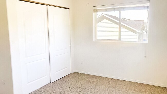 Building Photo - Beautiful 4 bedroom 3 bath townhouse w/att...