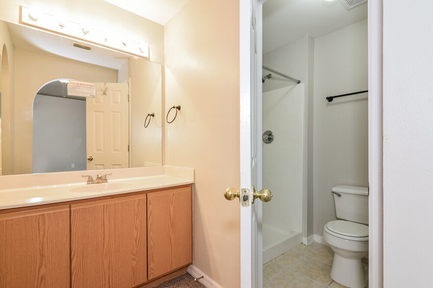 Building Photo - 5919 Lake Front Dr