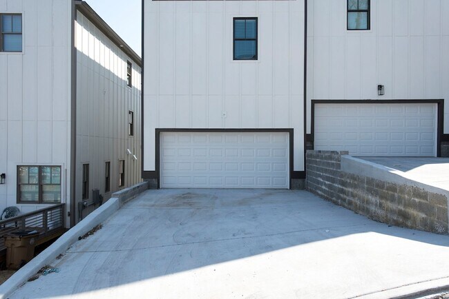 Building Photo - 433 36th Ave N