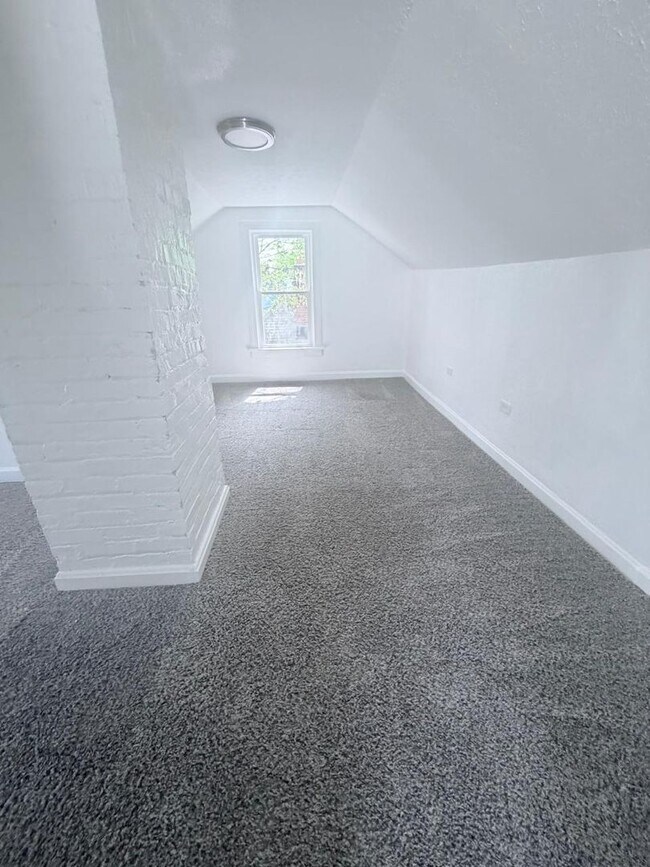 Building Photo - Gorgeous 4 bd, 1.5 bth Cleveland Heights Stunner!