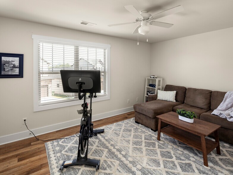 Building Photo - 84 Cardwell Ln