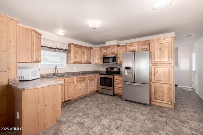 Building Photo - 2650 W Union Hills Dr