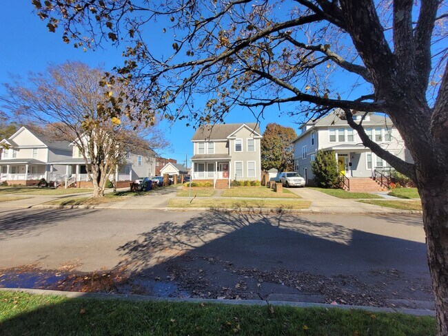 Building Photo - 3 Bedroom, 2.5 Bath Home with Open Floor Plan