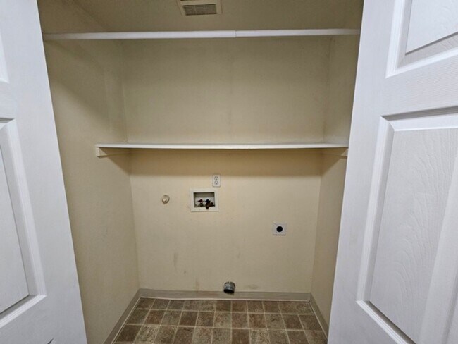 Building Photo - 3Bd/2Ba Single Story Home-Available to View!