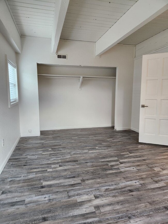 Building Photo - Completely remodeled! Fresh unit!