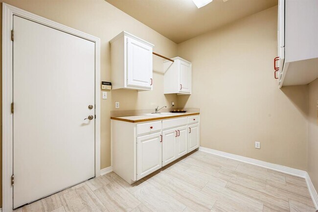 Building Photo - 9907 Spicewood Mesa