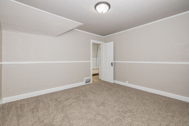 Building Photo - 476 Linden St