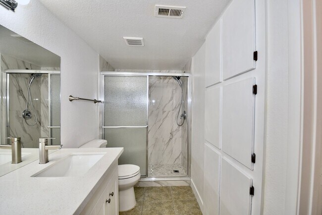 Building Photo - Move-In Ready Upgraded 1 Bed • 1 Bath Cond...