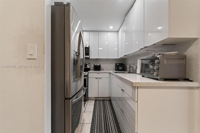 Building Photo - 606 W 81st St