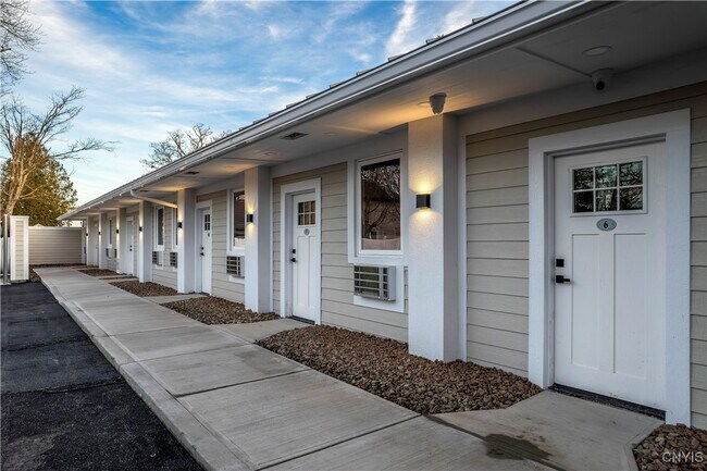 Building Photo - 1104 Main St